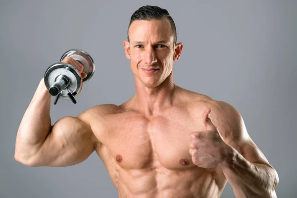 Man met dumbbell — Stockfoto