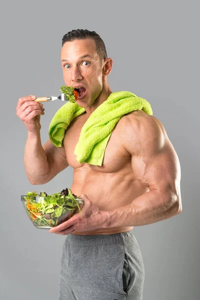 Hombre sano comiendo una ensalada —  Fotos de Stock