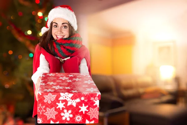 Jente med presang til jul – stockfoto