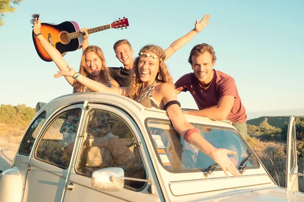 Gelukkig groep op vakantie — Stockfoto