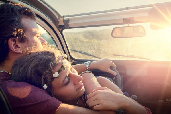 Glückliches Paar im Auto — Stockfoto