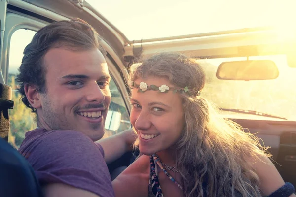 Couple heureux dans une voiture — Photo