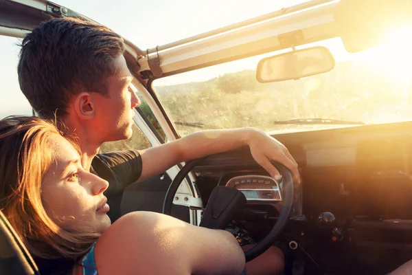 Happy couple in a car — Stock Photo, Image