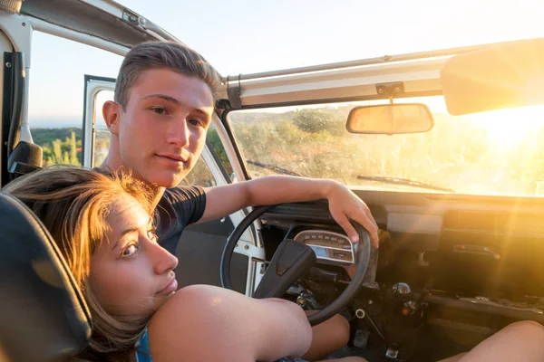 Para w samochodzie o zachodzie słońca — Zdjęcie stockowe