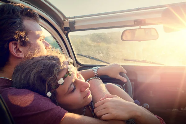 Couple heureux dans une voiture — Photo