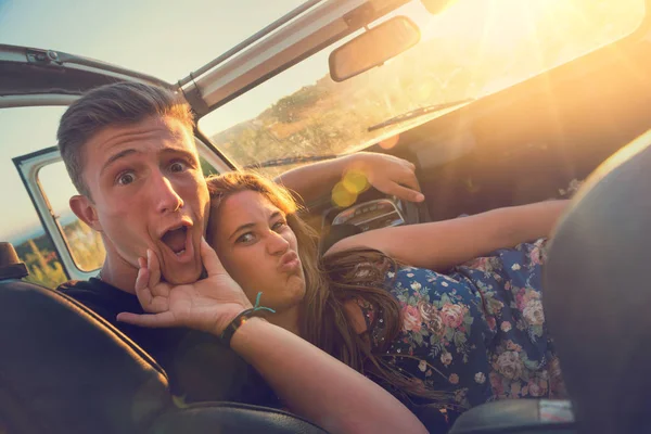 Paar im Auto bei Sonnenuntergang — Stockfoto