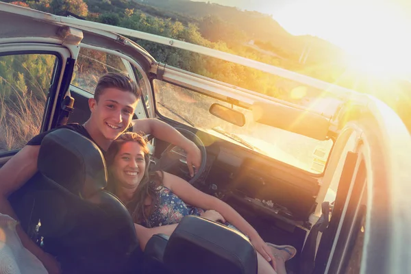 Casal feliz em um carro — Fotografia de Stock