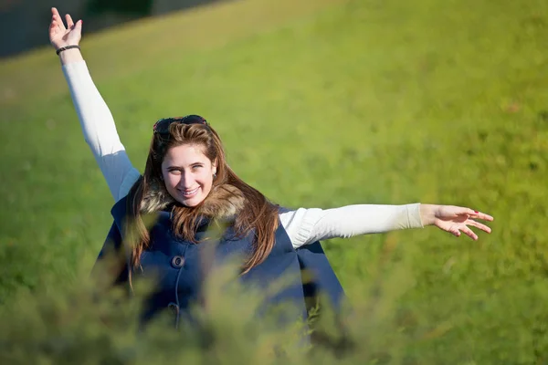 Joyeux adolescent fille posant en plein air — Photo