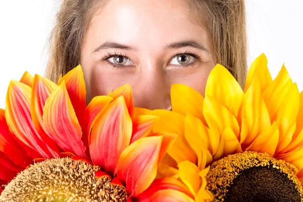 Schöne junge Frau mit Blumen — Stockfoto