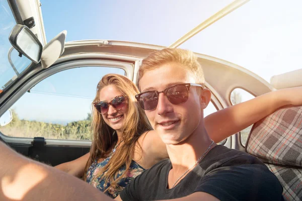 Couple in a car — Stock Photo, Image