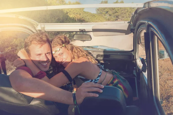 Par i en bil vid solnedgången — Stockfoto