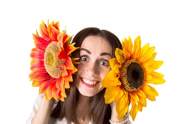 Lässige junge Frau mit Blumen — Stockfoto