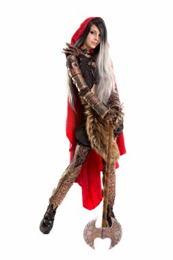 Koyu kırmızı başlıklı kız