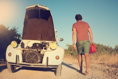 Adam benzin almak için arıyor