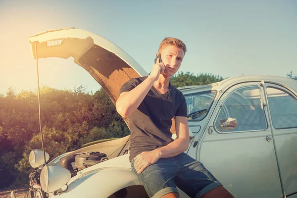 Uomo vicino a un'auto rotta — Foto Stock