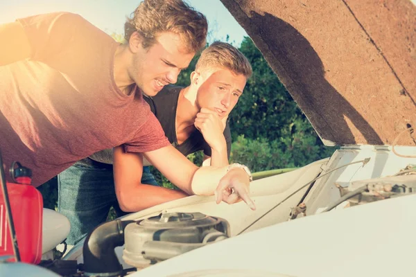 Les gars regardent une voiture cassée — Photo