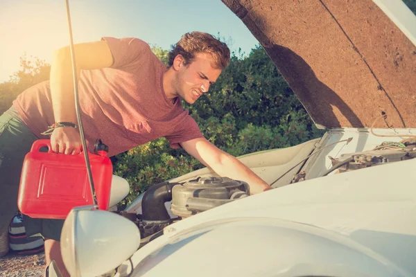 Man looking at his broken car — Stock Photo, Image