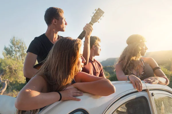 Gelukkig groep op vakantie — Stockfoto