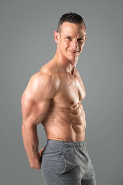 kusursuz bir beden ile adam