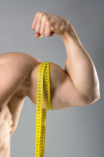 Hombre con grandes bíceps —  Fotos de Stock