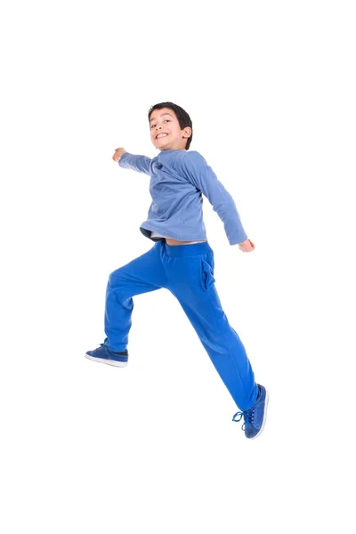 Ung pojke hoppar — Stockfoto