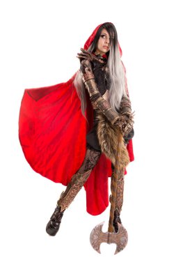 Koyu kırmızı başlıklı kız