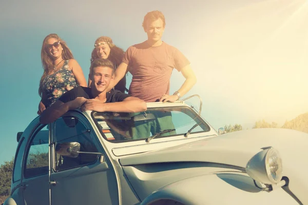 Amigos en un coche —  Fotos de Stock