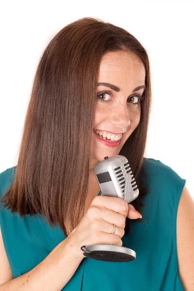 Donna occasionale che canta — Foto Stock