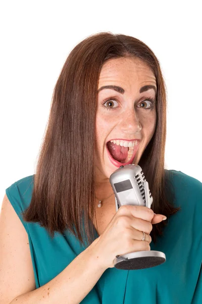 カジュアルな女性が歌う — ストック写真