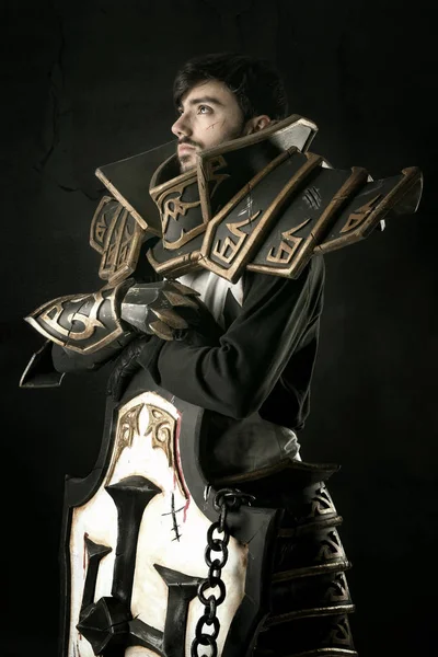 Man met ridder kostuum — Stockfoto