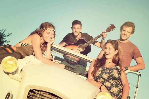 Grupo feliz en vacaciones —  Fotos de Stock