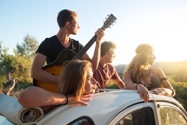 Gelukkig groep op vakantie — Stockfoto