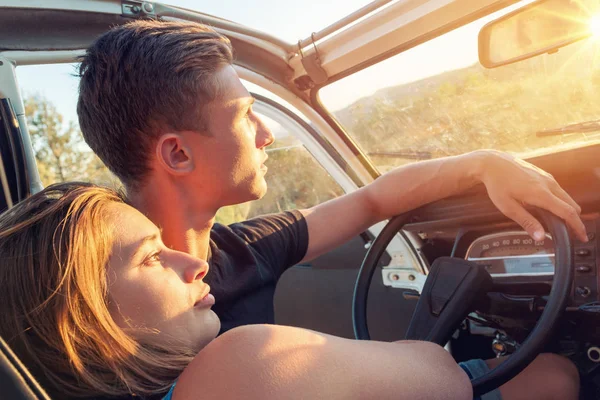 Happy couple in a car — Stock Photo, Image