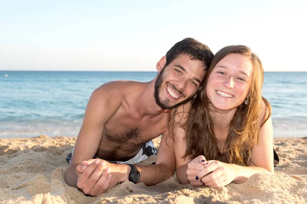 Casal na hora de verão — Fotografia de Stock