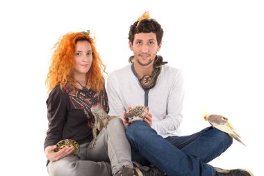 Evcil hayvan ile genç Çift