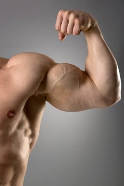 kusursuz bir beden ile adam