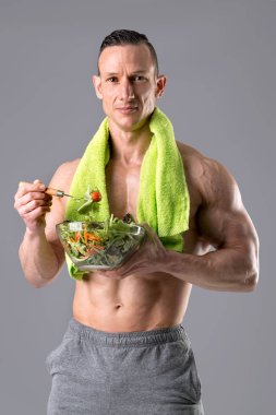 Sağlıklı biri bir salata yemek