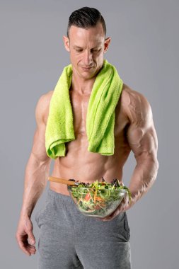 Sağlıklı biri bir salata yemek