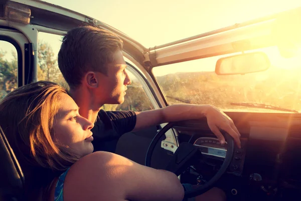 Gelukkige paar in een auto — Stockfoto