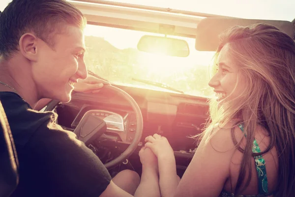 Gelukkige paar in een auto — Stockfoto