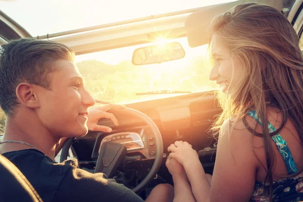 Casal feliz em um carro — Fotografia de Stock