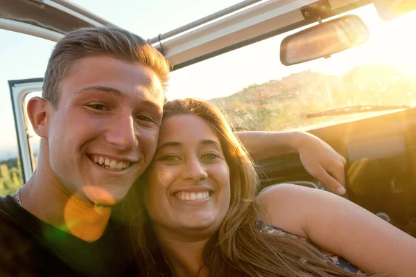 Couple heureux dans une voiture — Photo