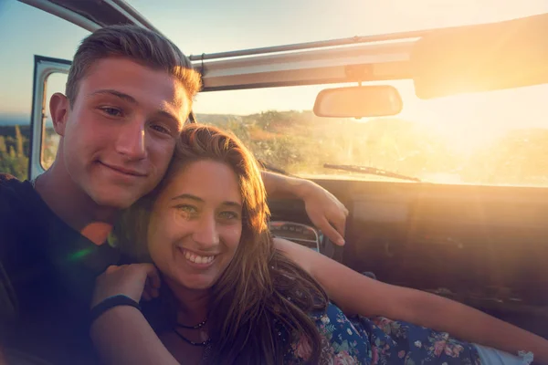 Paar im Auto bei Sonnenuntergang — Stockfoto
