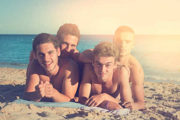 Les garçons s'amusent à la plage — Photo