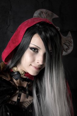 Koyu kırmızı başlıklı kız