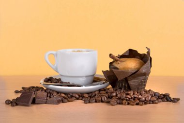 fasulye ve kek ile kahve fincanı