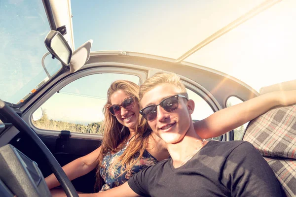 Couple in a car — Stock Photo, Image