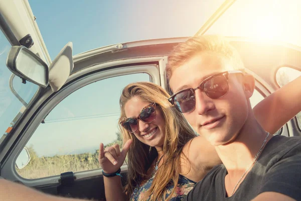 Pareja en un coche — Foto de Stock