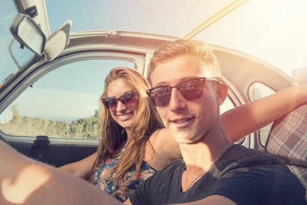 Couple in a car — Stock Photo, Image