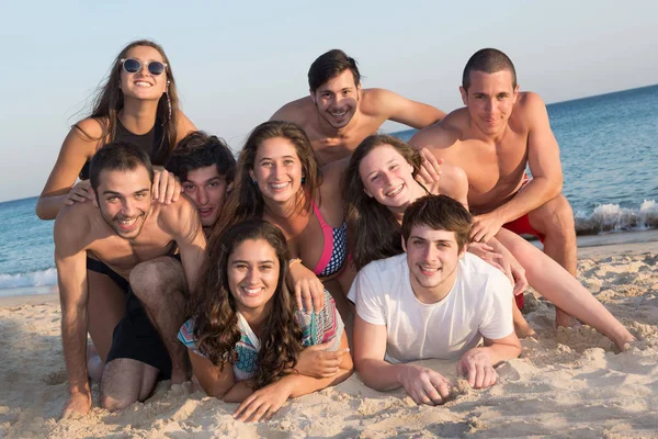 Amigos na hora de verão — Fotografia de Stock